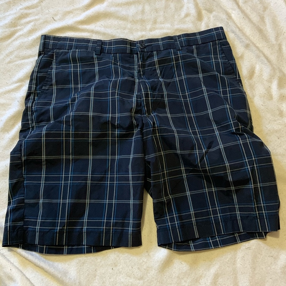 Ben Hogan Performance navy blue plaid golf Bermuda shorts athletic fabric sz 36